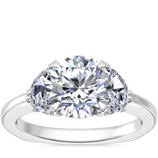 新款 铂金 Bella Vaughan 月亮造型三石订婚戒指（5/8 克拉总重量）